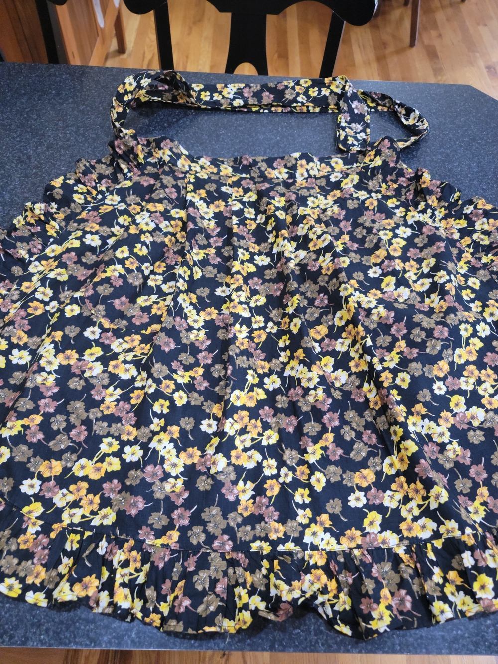Vitage Floral Ruffle-Hem Women’s Apron - Black with Yellow Floral
